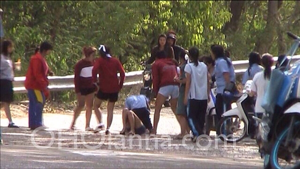 เชียร์ลั่น นักเรียนสาวเปิดศึกตบเดือด-ชาวบ้านเอือม บอกเห็นประจำ