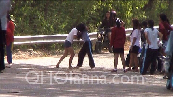 เชียร์ลั่น นักเรียนสาวเปิดศึกตบเดือด-ชาวบ้านเอือม บอกเห็นประจำ