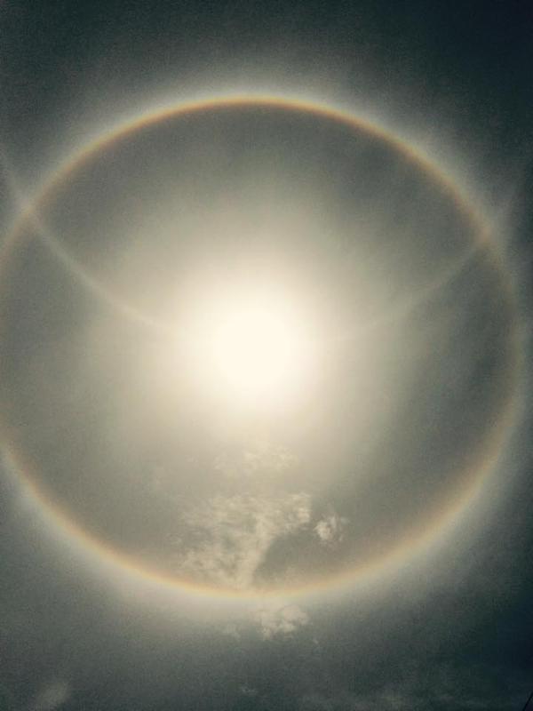 ปรากฏการณ์หายาก พระอาทิตย์ทรงกลด สีรุ้ง วงซ้อน 3 ชั้น