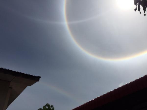 ปรากฏการณ์หายาก พระอาทิตย์ทรงกลด สีรุ้ง วงซ้อน 3 ชั้น