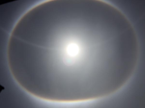 ปรากฏการณ์หายาก พระอาทิตย์ทรงกลด สีรุ้ง วงซ้อน 3 ชั้น