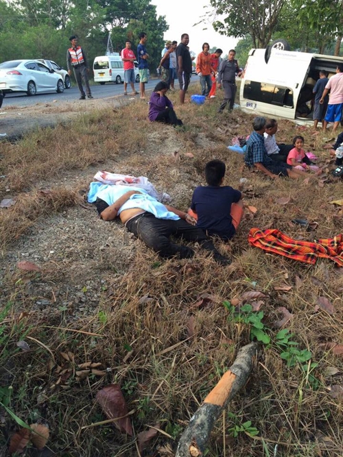 รถตู้เสียหลักพลิกคว่ำ