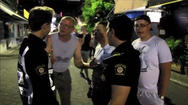  หนุ่มรัสเซียเจอสาวประเภทสองทำร้าย