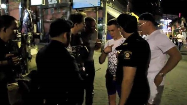  หนุ่มรัสเซียเจอสาวประเภทสองทำร้าย