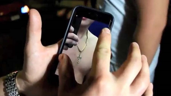  หนุ่มรัสเซียเจอสาวประเภทสองทำร้าย