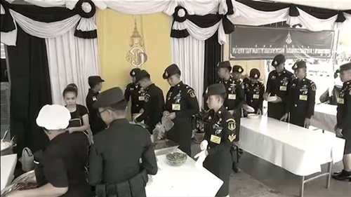 สมเด็จพระบรมฯ โปรดเกล้าฯหน่วยทหารมหาดเล็ก นำอาหารแจกประชาชน 