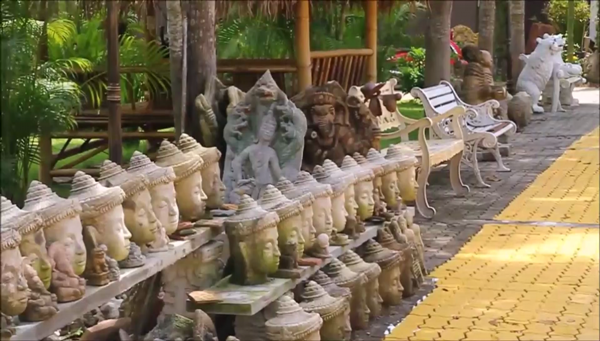 เศียรพระแต่งรั้วกำแพงบ้าน