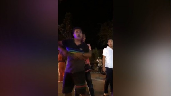 ต่อยหน้าผู้หญิง