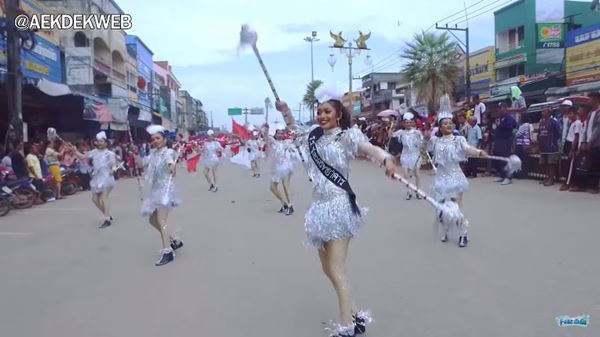 คลิปโชว์วงโยธวาธิตและดรัมเมเยอร์ รร.ชะอวดวิทยาคาร 