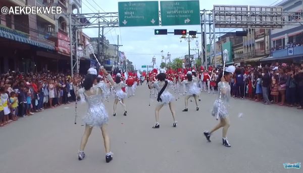 คลิปโชว์วงโยธวาธิตและดรัมเมเยอร์ รร.ชะอวดวิทยาคาร 