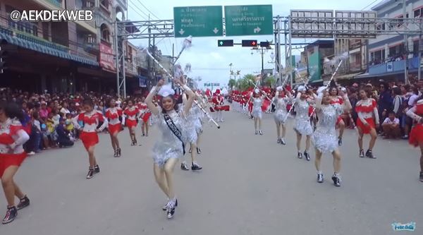 คลิปโชว์วงโยธวาธิตและดรัมเมเยอร์ รร.ชะอวดวิทยาคาร 