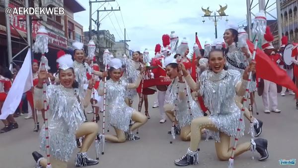 คลิปโชว์วงโยธวาธิตและดรัมเมเยอร์ รร.ชะอวดวิทยาคาร 