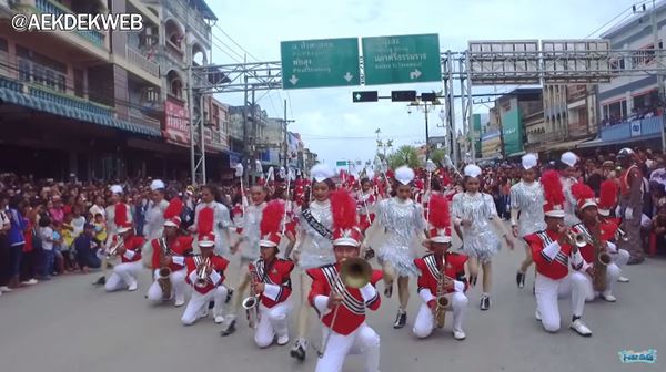 คลิปโชว์วงโยธวาธิตและดรัมเมเยอร์ รร.ชะอวดวิทยาคาร 