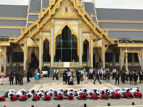 สาธิตการเข้าชมพระเมรุมาศ ณ ท้องสนามหลวง 