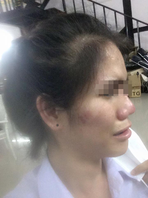 นักศึกษาสาวก้มหน้าเล่นมือถือ