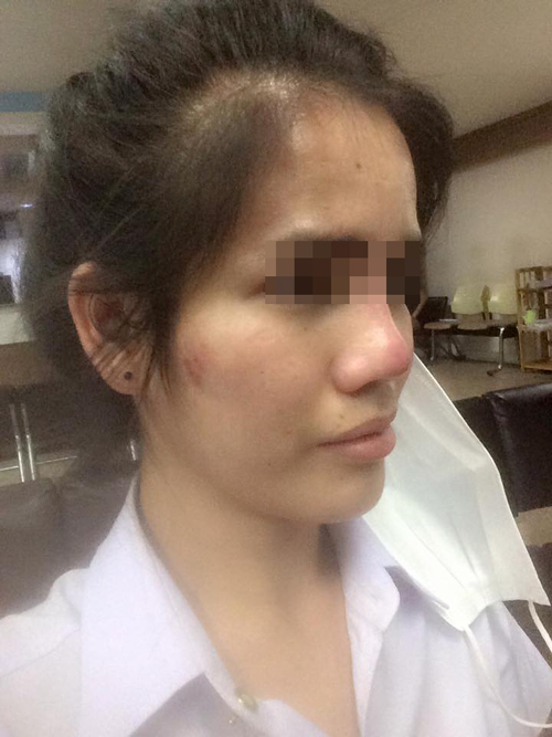 นักศึกษาสาวก้มหน้าเล่นมือถือ