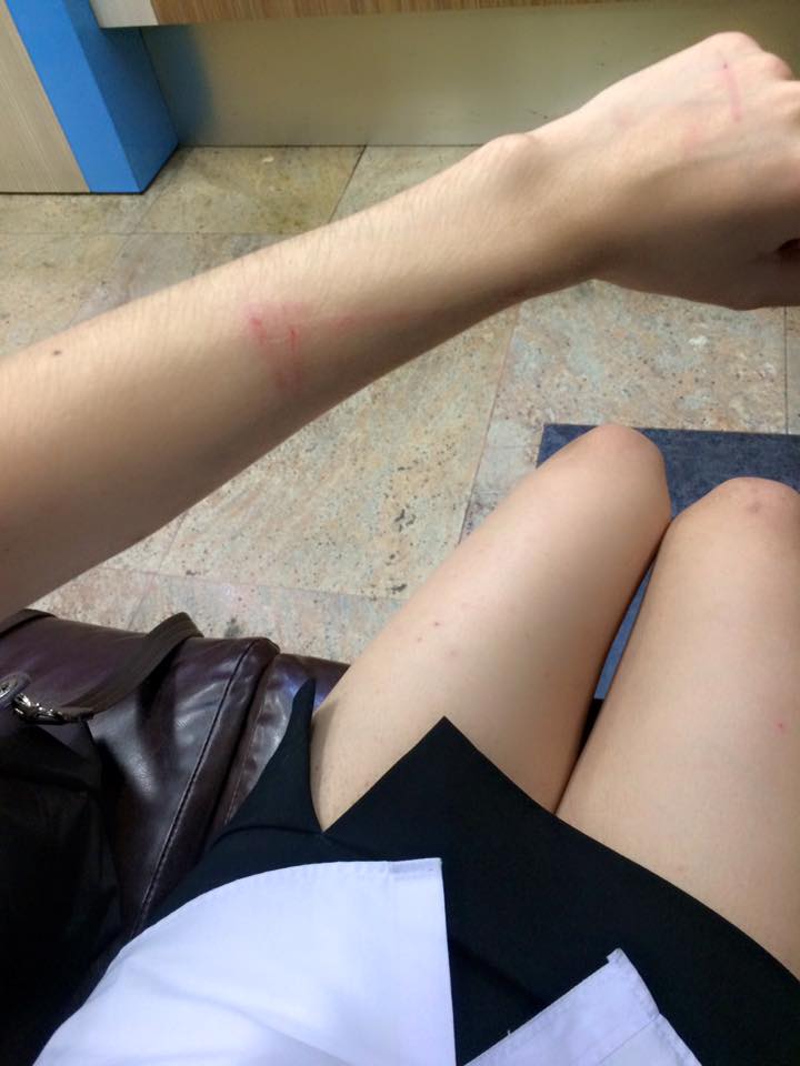 นักศึกษาสาวก้มหน้าเล่นมือถือ