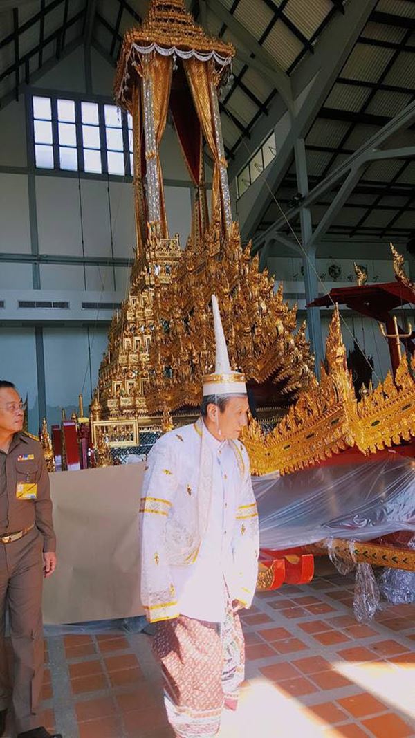  น้ำตาซึม นพ.ประดิษฐ์ ผู้เข็นพระเก้าอี้ ร.9 มาวันนี้...เป็นผู้ประคองพระบรมโกศ 