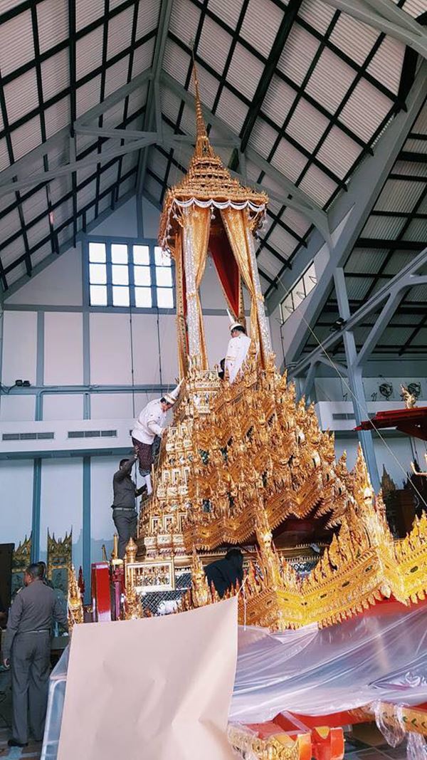  น้ำตาซึม นพ.ประดิษฐ์ ผู้เข็นพระเก้าอี้ ร.9 มาวันนี้...เป็นผู้ประคองพระบรมโกศ 