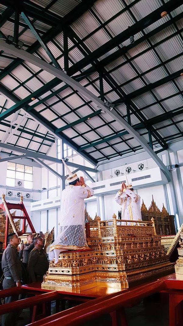  น้ำตาซึม นพ.ประดิษฐ์ ผู้เข็นพระเก้าอี้ ร.9 มาวันนี้...เป็นผู้ประคองพระบรมโกศ 