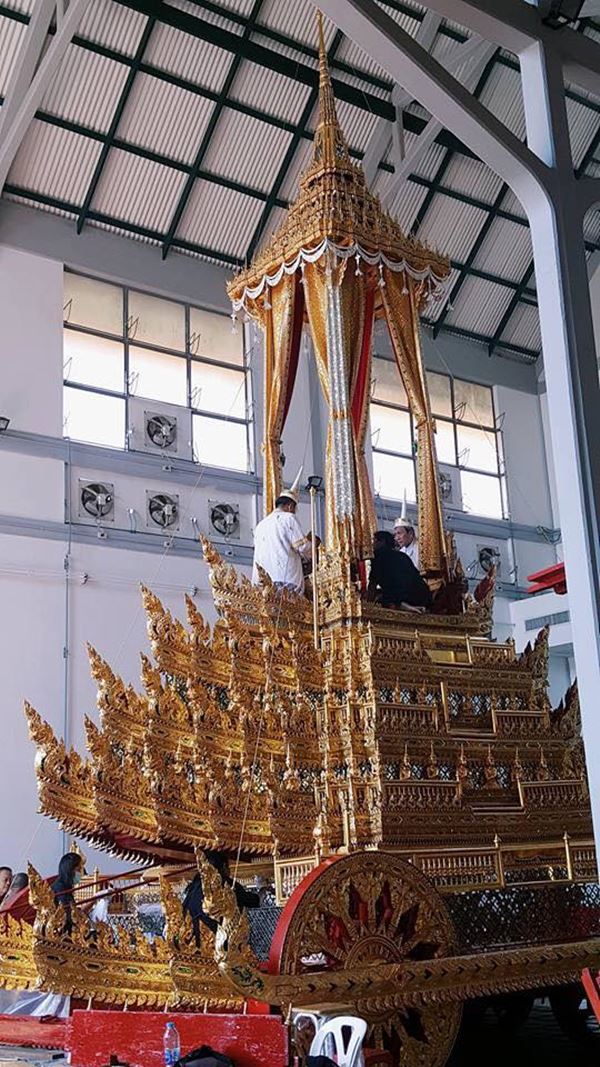  น้ำตาซึม นพ.ประดิษฐ์ ผู้เข็นพระเก้าอี้ ร.9 มาวันนี้...เป็นผู้ประคองพระบรมโกศ 