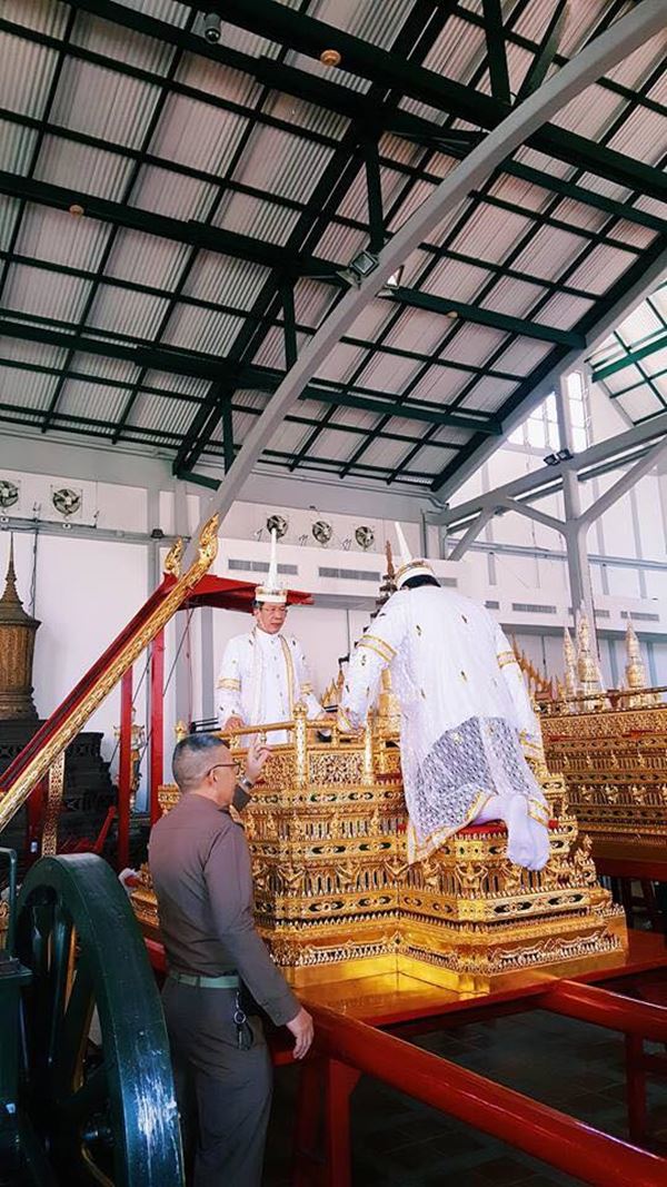  น้ำตาซึม นพ.ประดิษฐ์ ผู้เข็นพระเก้าอี้ ร.9 มาวันนี้...เป็นผู้ประคองพระบรมโกศ 