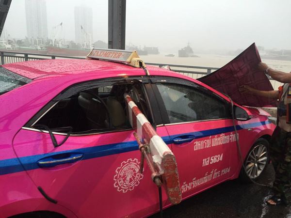 เหล็กกั้นเสียบทะลุรถแท็กซี่