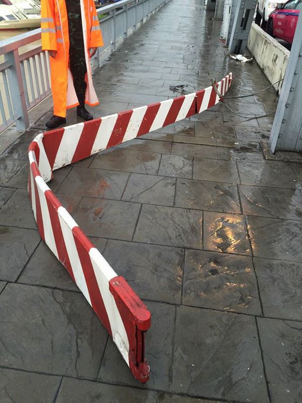 เหล็กกั้นเสียบทะลุรถแท็กซี่