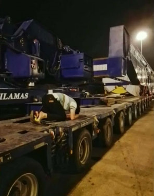 รถเทรลเลอร์ 704 ล้อ