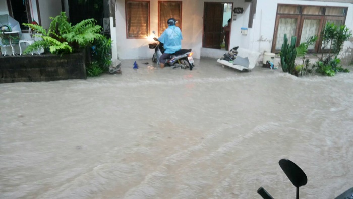 น้ำป่าไหลหลาก