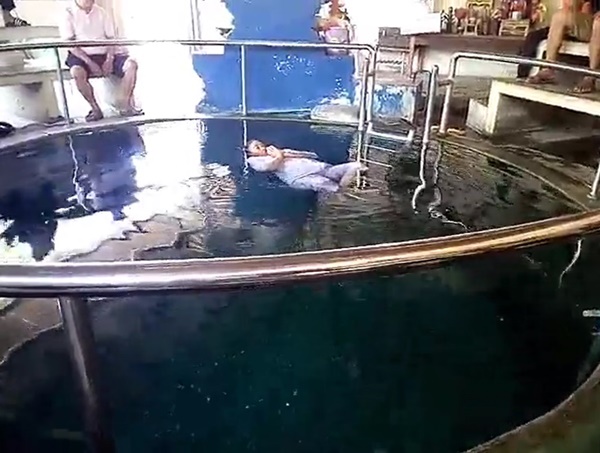 แม่ชีลอยน้ำ