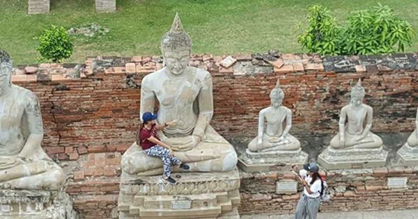 นั่งตักแชะภาพพระพุทธรูป