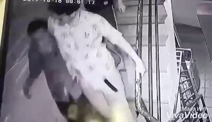 คลิปชายถือ M16 บุกหอพัก