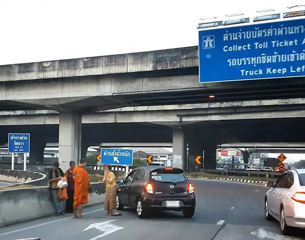 ใส่บาตรบนทางด่วน  