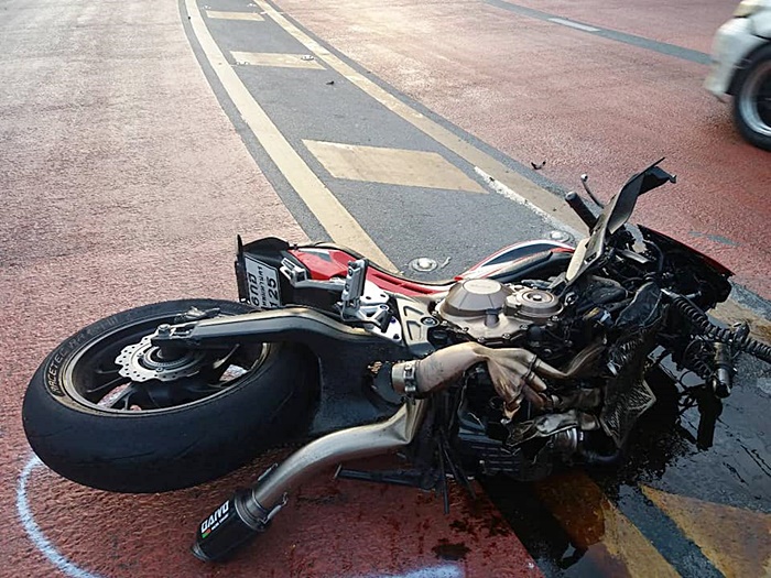 บิ๊กไบค์หลุดโค้งชนกระบะ