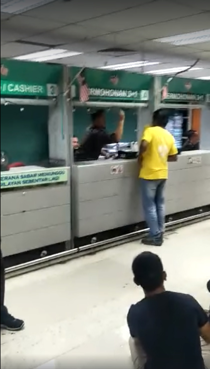  ตม. มาเลเซีย ตบหัวชาวต่างชาติ