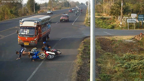  ชายขี่ จยย. เฉี่ยวรถเด็ก ม.3 