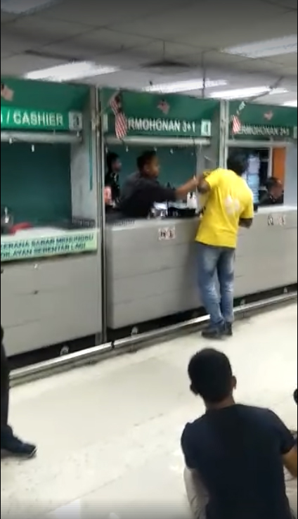  ตม. มาเลเซีย ตบหัวชาวต่างชาติ