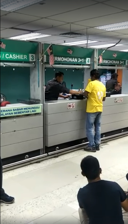  ตม. มาเลเซีย ตบหัวชาวต่างชาติ