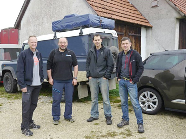 นักดำน้ำที่นำตัวหมูป่าออกจากถ้ำ