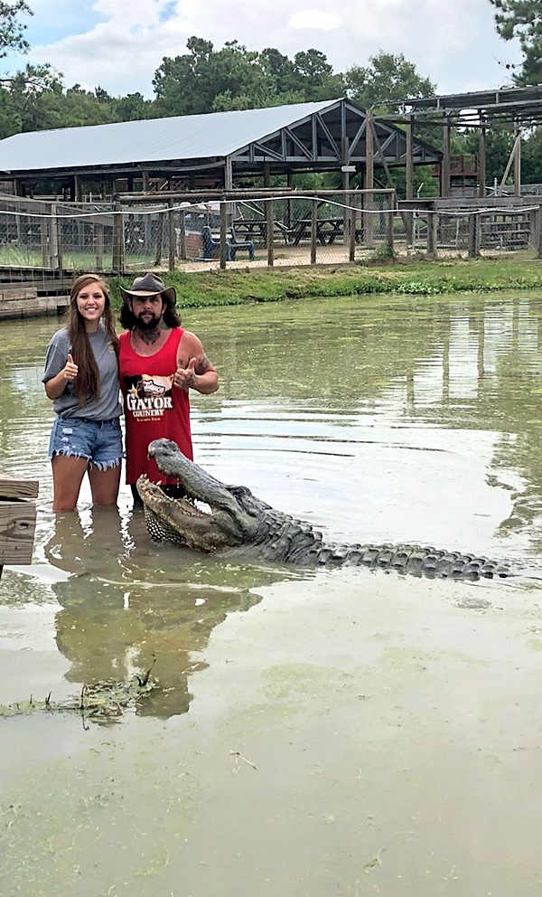 ถ่ายรูปกับจระเข้