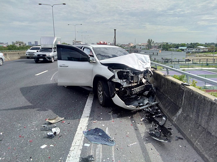 รถเสียถูกรถฟอร์จูนเนอร์พุ่งชน