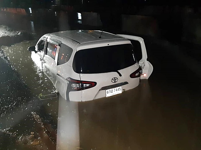 รถจมน้ำ