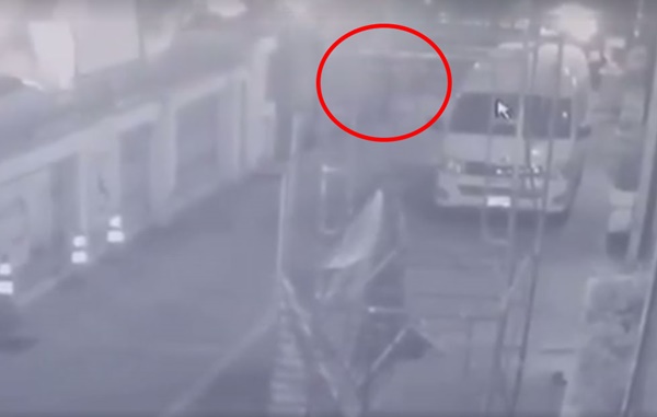 ประตูรั้วล้มทับ