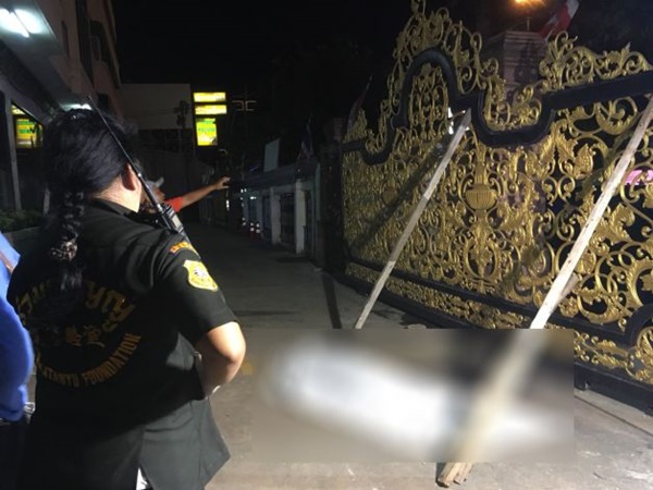 ประตูรั้วล้มทับ