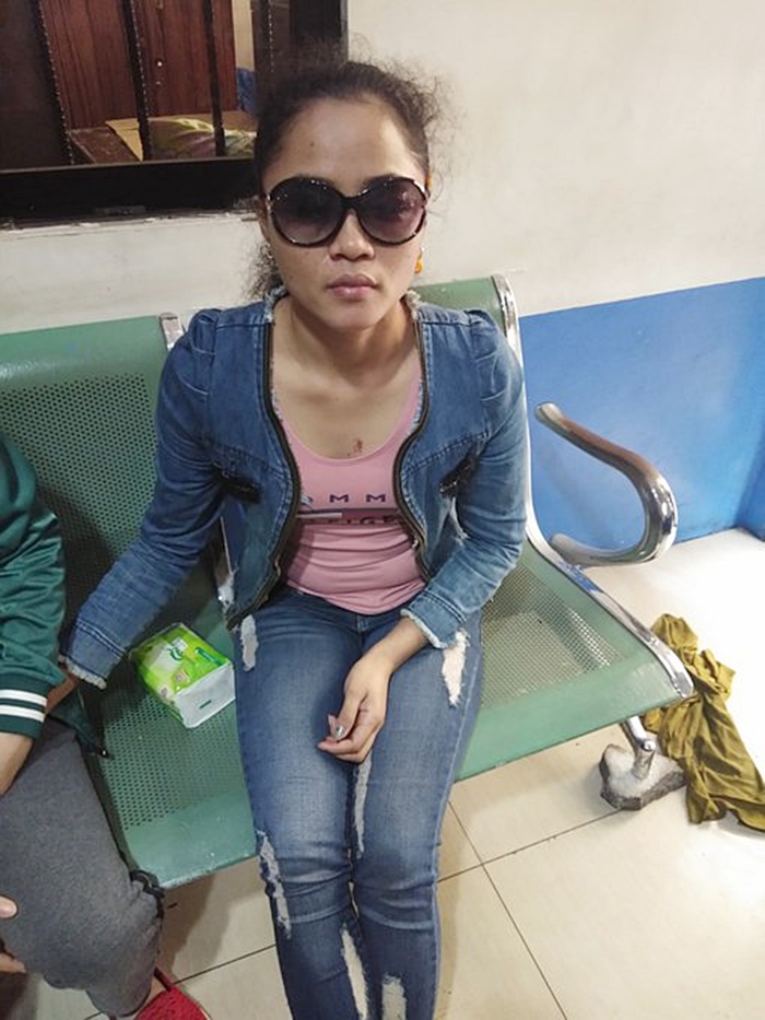 สาดน้ำกรดใส่หน้า