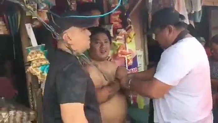 สาดน้ำกรดใส่หน้า