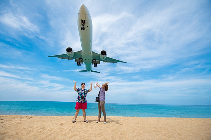  ถ่ายรูปใช้แฟลชกับเครื่องบินแลนดิ้ง