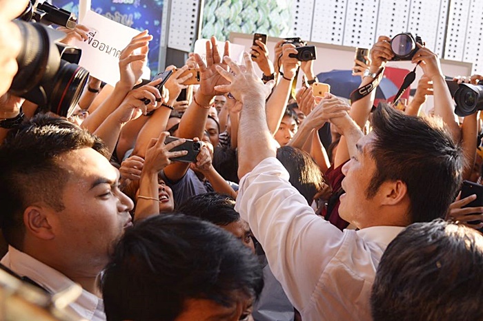   แฟลชม็อบ ธนาธร