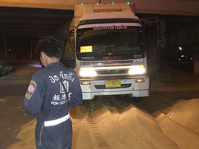 รถเทรลเลอร์ชนคานสะพาน